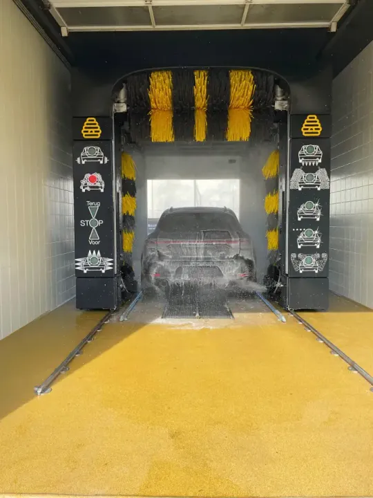 Porsche in de wasstraat van Korf Carwash